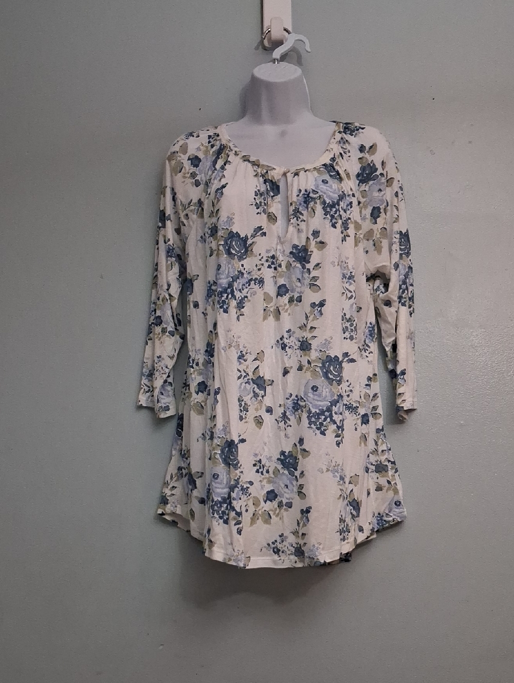 Lucky Brand Size 1X Women's White Tunic with Blue Floral Print With Button Tab.